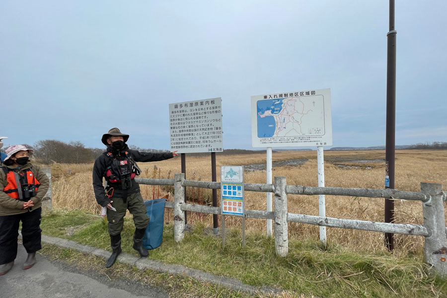 霧多布湿原とカヌーについて説明してくださるのは、「LandEdge」のあしやんこと、芦田政雄さん。ガイドの皆さんは、それぞれ覚えやすいニックネームをもっている。