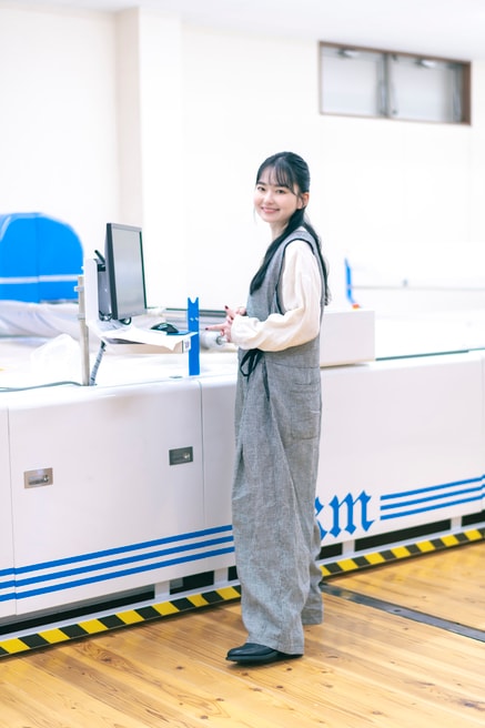 地産地消を目指すこの工場の床には、断熱性の高い徳島県産の杉材を使用。冷え込みが厳しい冬の工場で働く職人たちを、暖かく包む。杉は耐久性や防湿性、防音性もある天然の機能素材です。 リネン天然染めギャザーブラウス（OFF WHITE）30,800円、［UpcycleLino］ギンガムアシメサロペット（CHECK）37,400円／ネストローブ