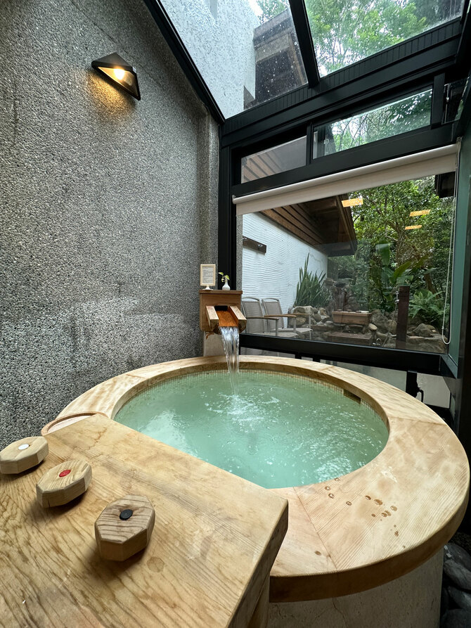 内湯は深くてたっぷり首まで浸れるのがうれしい。