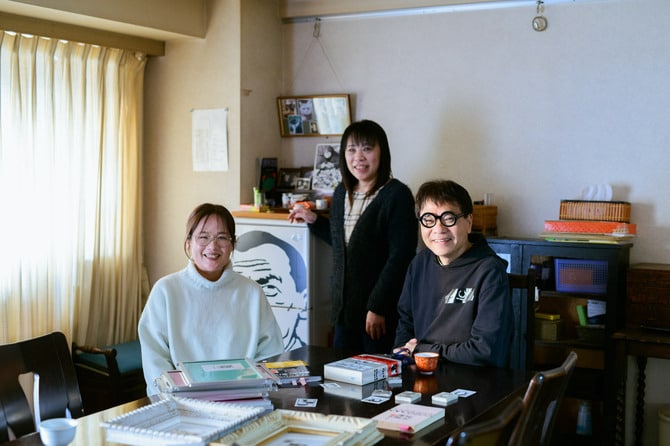 左から町山広美さん、実妹の米田真里さん、いとうせいこうさん。ナンシーさんの家は真里さんが引き継いで暮らしている。