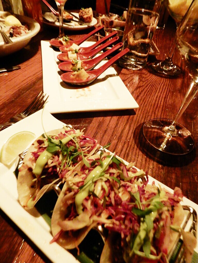 手前は、野菜もたっぷりのキューバ風タコス、奥に並ぶスプーンはひとくちミネストローネ。