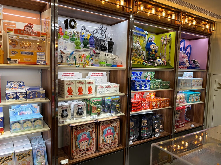 期間限定商品や、日本では入手困難なアイテムに出会えることも。