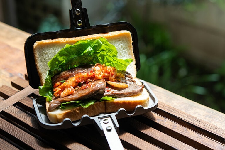 お肉も豪快にプレス！