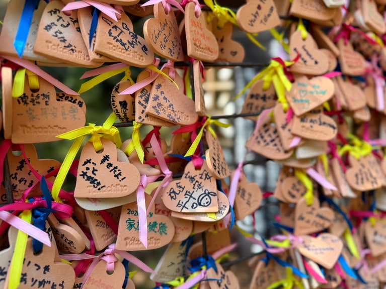 遊歩道途中にあるハートの素焼きプレート。願いを込めてその場にリボンで結んでもよし、持ち帰ってもよし。