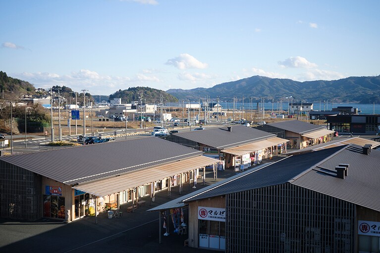 飲食店、海産物店、雑貨店などがズラリ。グルメもお土産もすべてここに揃っています。