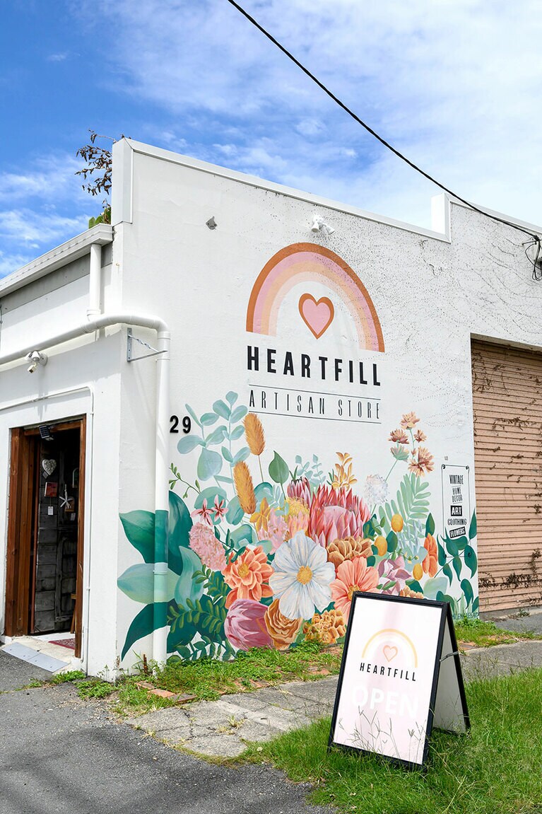 外壁のイラストも可愛いお店。