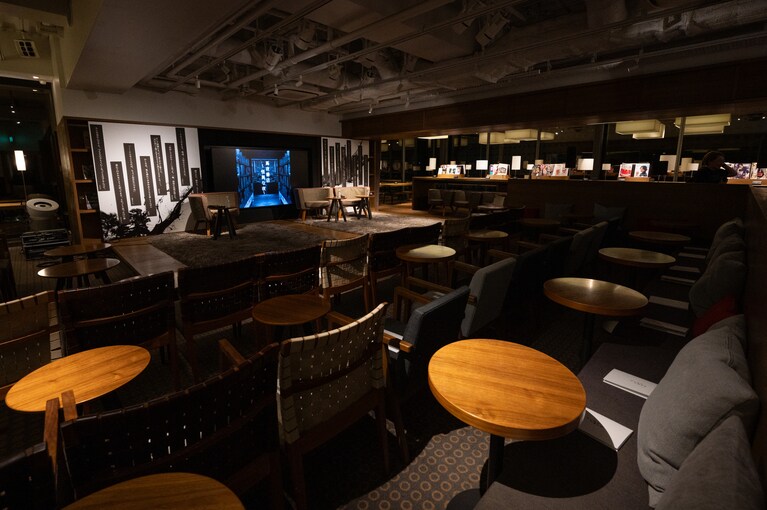 ド深夜にもかかわらず参加者に女性が多いのも納得の空間。