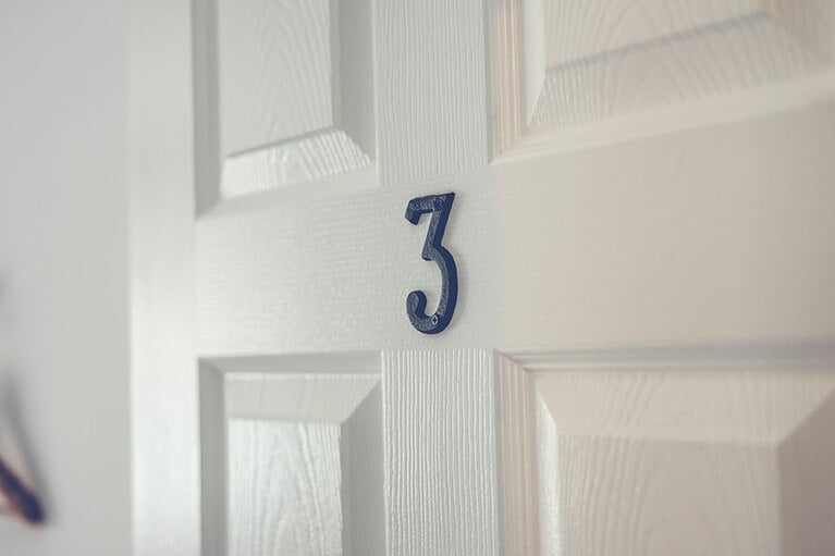 ［The LANAI HOSTEL］ドアは海外の住宅用に作られたものを使用。