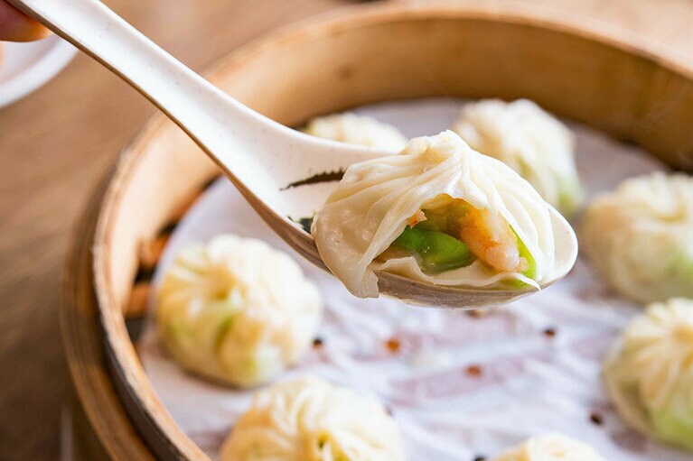 絲瓜蝦仁湯包 8個 220元。