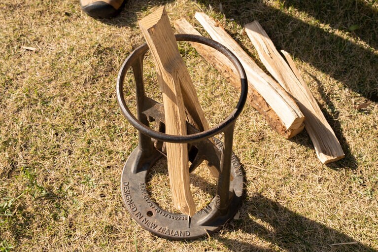 安全に薪が割れるキンドリングクラッカー。