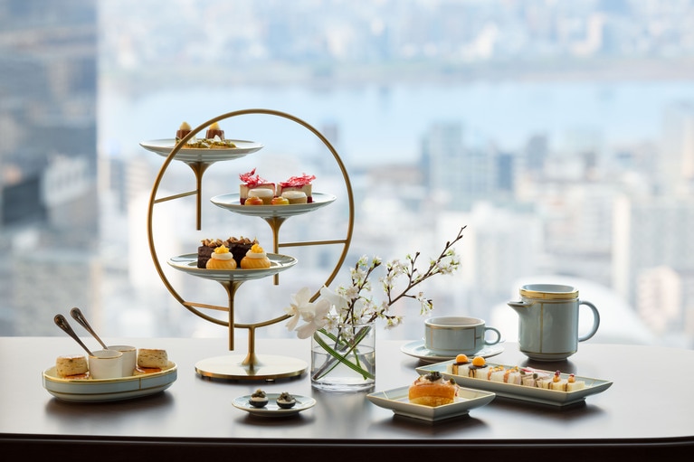 厳選された繊細なスイーツとセイボリーで彩られた、「Peacock Alley」のアフタヌーンティーのイメージ。