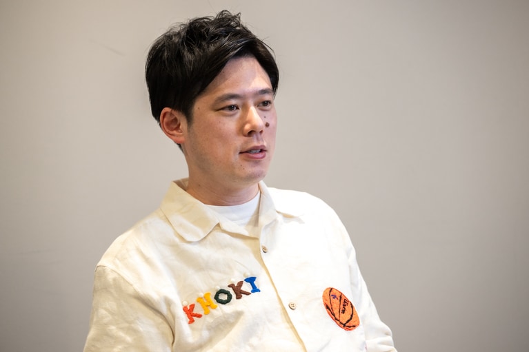 熱量高く著書を語る。