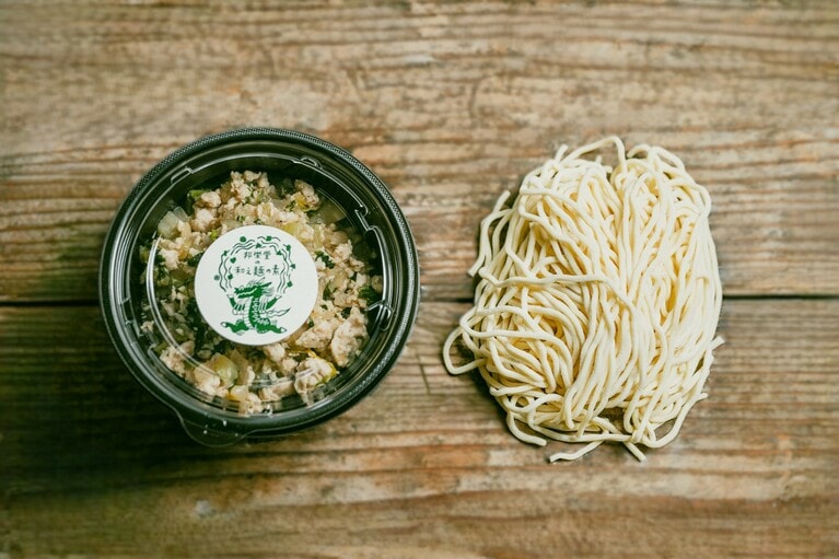 「和え麺の素」2人前1,100円。合わせる麺は中太麺がおすすめ。