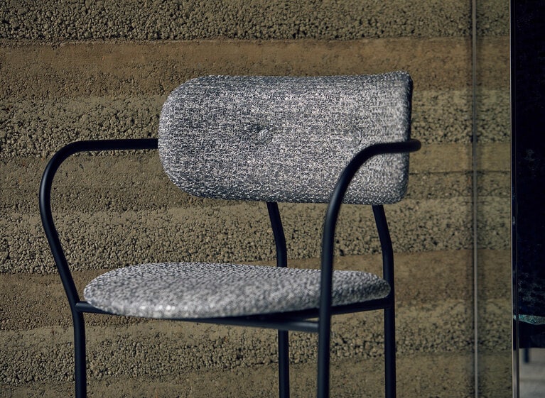 空間のそこかしこに置かれた家具もHOSOOの織生地があしらわれて。