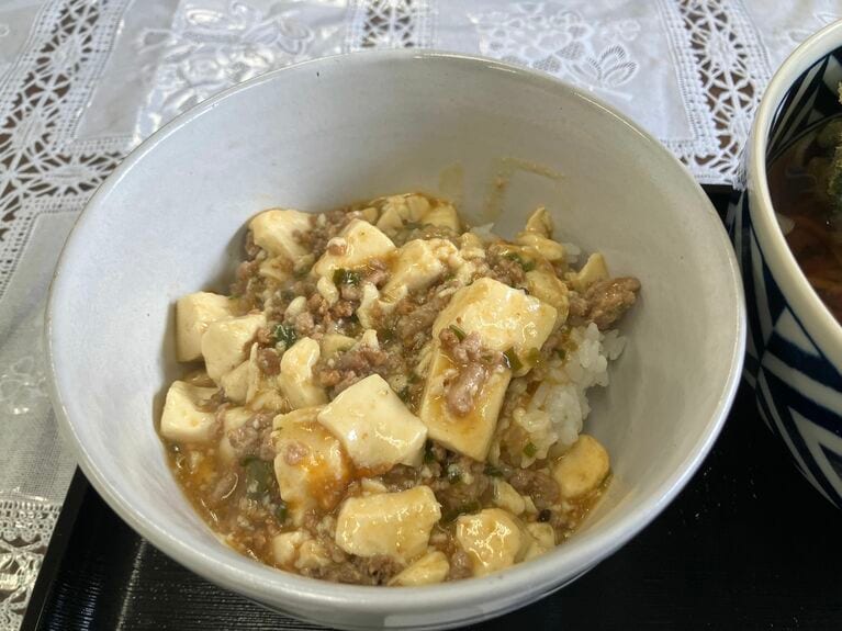 ミニ麻婆豆腐丼の辛みは少なくあっさりしたタイプ