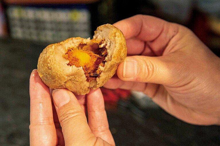 揚げたてが絶品！　1個30元で注文は2個から。