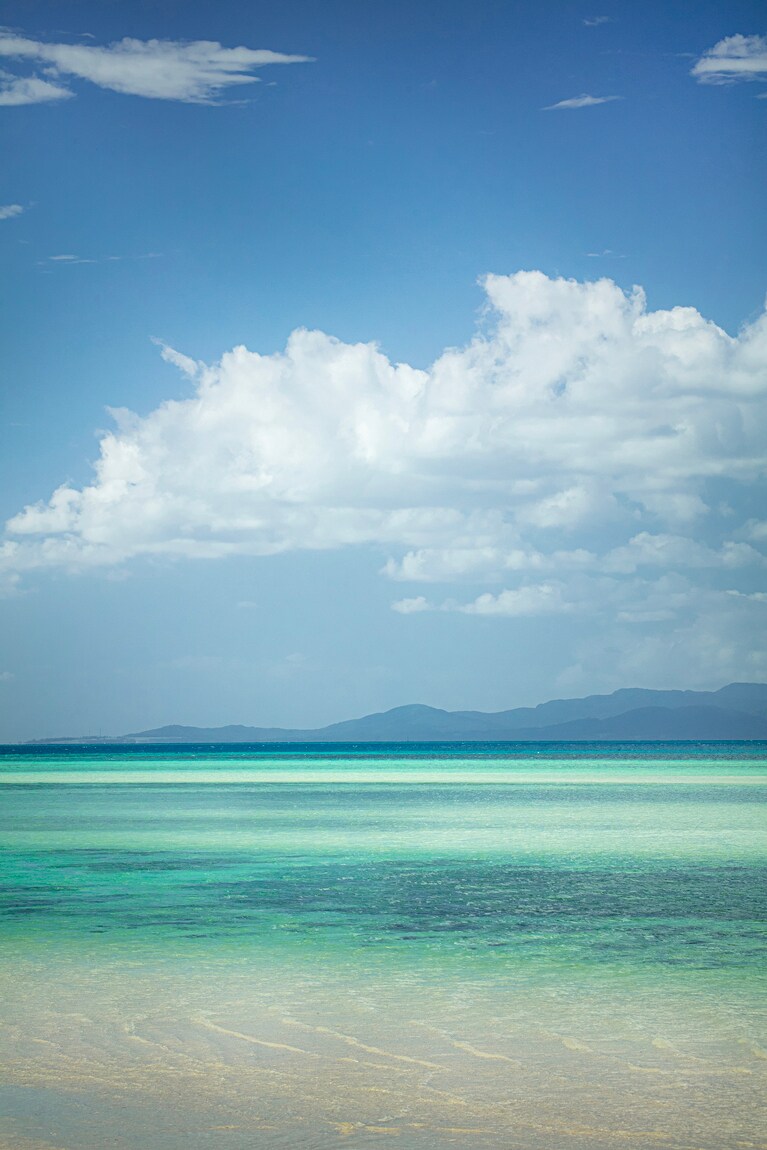 遠浅の澄んだ海が一面に広がるコンドイ浜へは、リゾートから車で5分ほど。