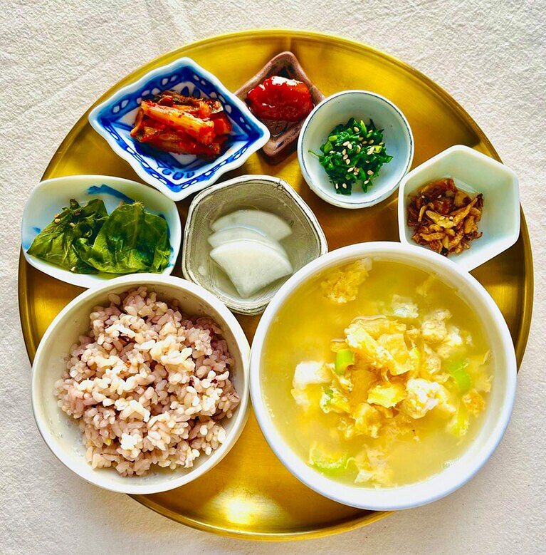 添えられるキムチやナムルなどの小さなおかずも感動的！