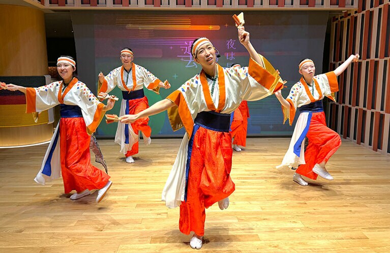 高知の明るい太陽を思わせるオレンジ色に、清流の青が映える衣装。