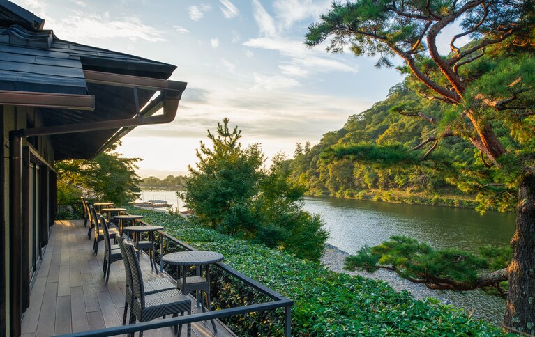 「茶寮 八翠」のテラス席は、翡翠色の保津川、春の桜や秋の紅葉などが望め、京都の四季を満喫できる特等席。