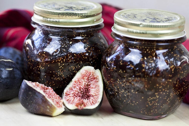 イチジクやベリー系など身近なフルーツをジャムにすることが多いイタリア。各家庭のマンマのジャムは人気で、沢山作ってお友達にあげたり交換しあったりします。ちなみにイタリアでは男性がジャムを作る担当になっている家庭も多く、「これ、旦那が作ったベリーのジャムなの」とか、「いちじくが大量に採れたからジャムにしたよ！」と男性の友達が持ってきたり。ちなみに甘党なイタリア人男性、ガッツリと砂糖のきいた甘いジャムが多く、さすがアモーレの国はジャムも甘いんだなぁ……。