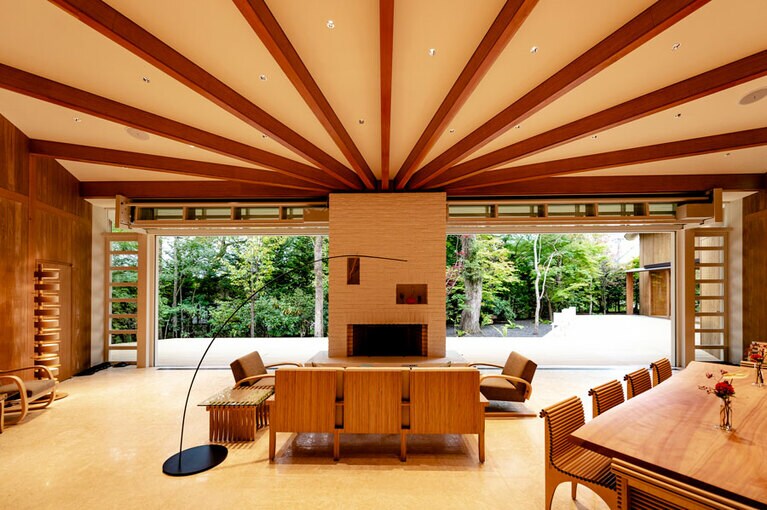 ガラス扉一面が開口部となるグランドルーム。季節が良いときは扉を開け放ち、鳥の鳴き声と森の空気を感じながら朝食をとることも。