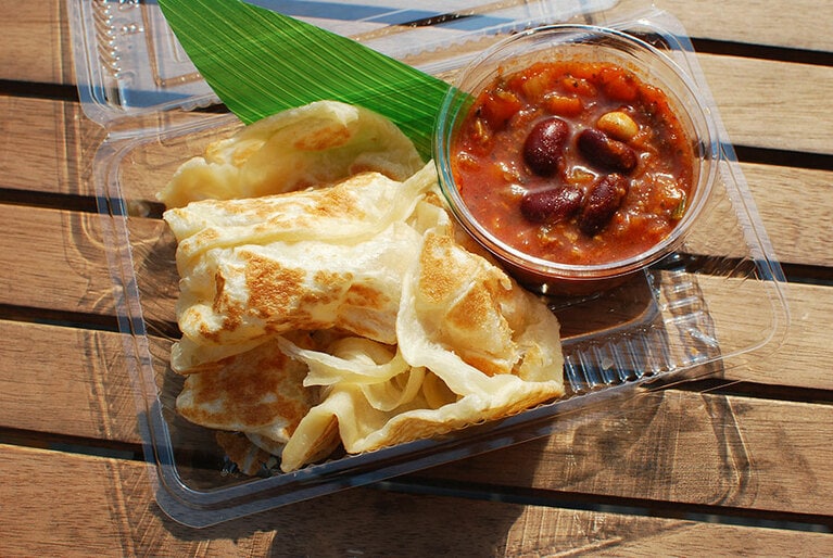 「ロティ、豆カレー付」700円。タイで修行した日本人女性が、生地から手作りのロティを披露。数量限定なので、お早めに。