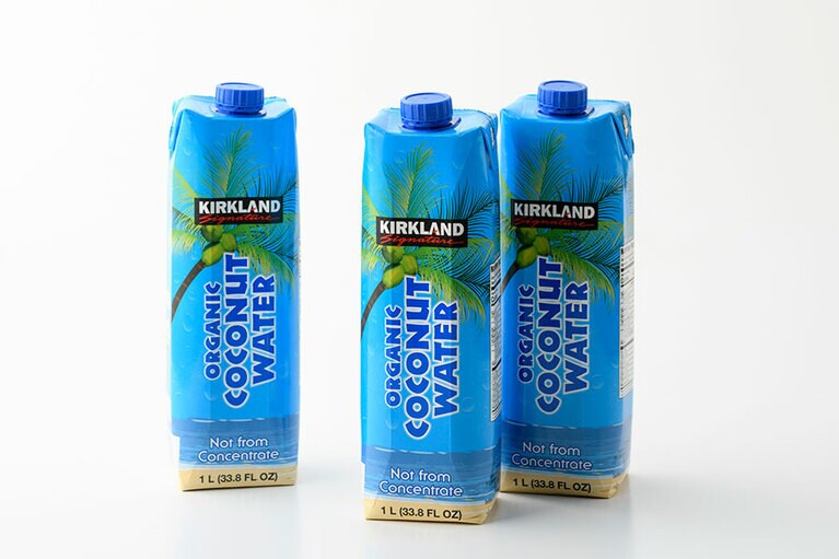 KIRKLAND SIGNATURE「オーガニックココナッツウォーター」。