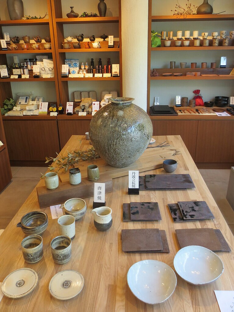 入口すぐのコーナー。作家物の器が並んでいます。