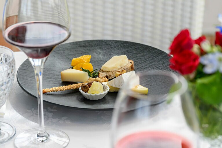 メルローとカベルネ・フランの「プロローグ ルージュ スペシャル」と小淵沢産のチーズ。