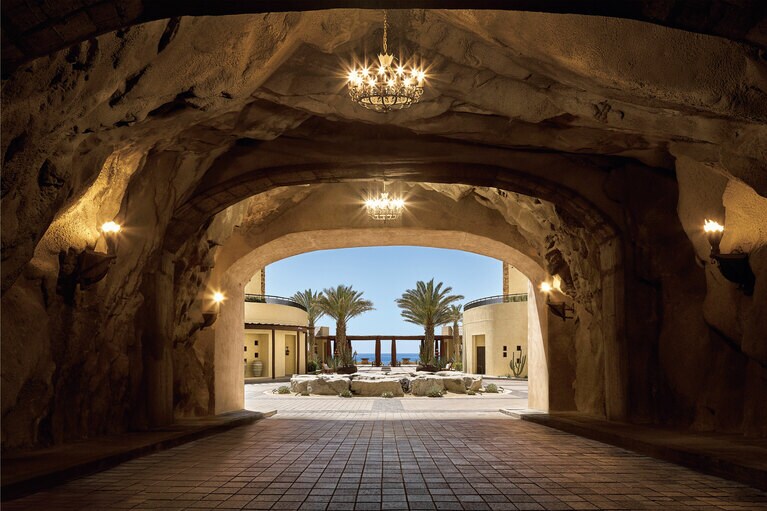 岩山のトンネルを抜けエントランスへ。