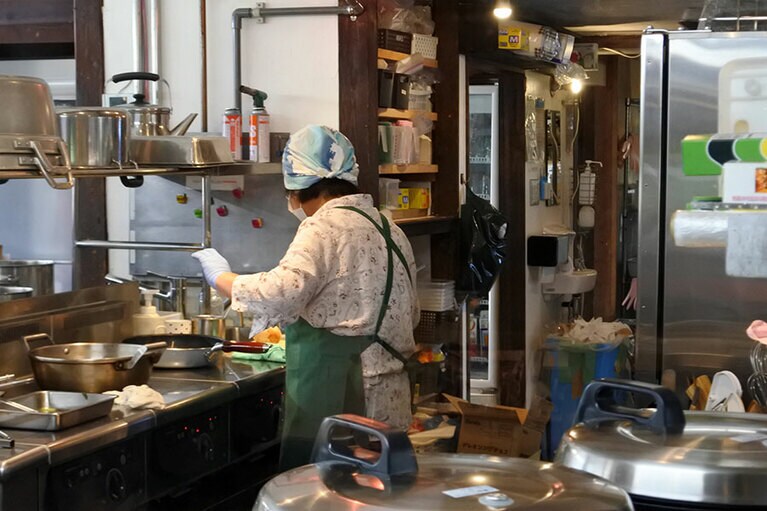 おかあさん達が腕を振るいます。