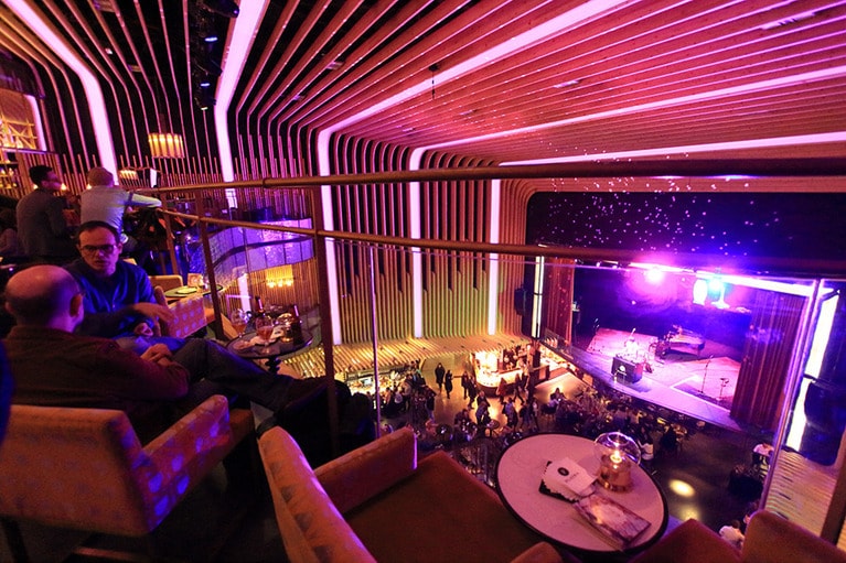 3階からステージまではかなりの距離がある。