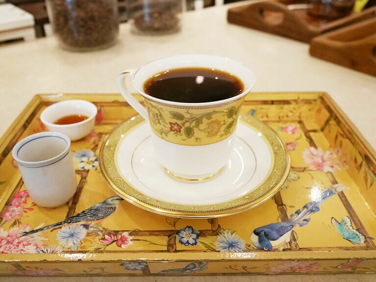 中国茶のように小さな茶器がセットでサーブされる。