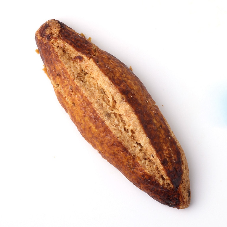 ナヴェット・ドゥ・ミディ 200円。オレンジフラワーウォーターを香らせた硬いビスキュイ。南仏・マルセイユの銘菓で、小舟形に焼き上げられる。