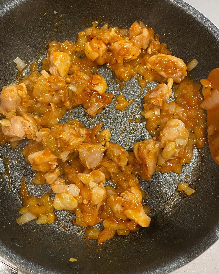 【焦がし醤油のケチャップライスが主役のオムライス】(4) ケチャップがふつふつとして水分を軽く飛ばしたら、全体を混ぜ、さらに水分を飛ばす。