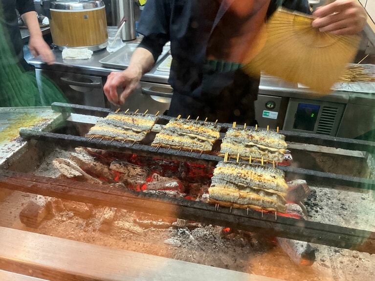 店の外から焼き姿を見学できる。