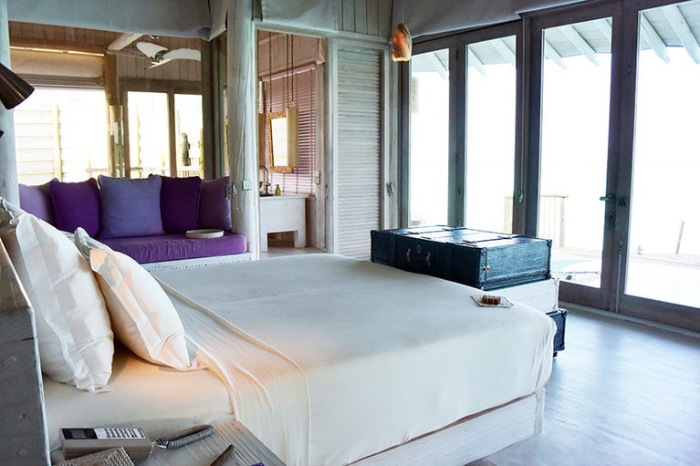 パープルと白、海のライトブルーが爽やかな印象。