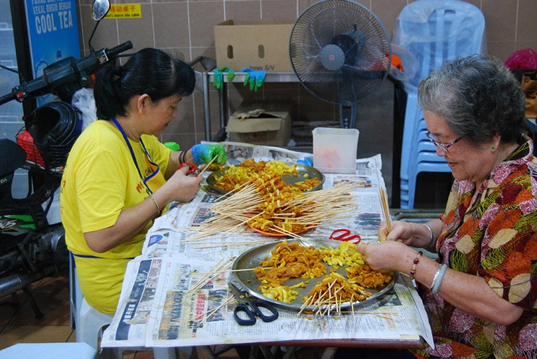 串打ちからピーナッツソースまで、すべて店内で手作業。