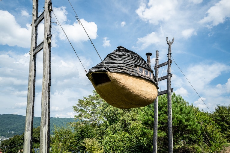 宇宙船のような「空飛ぶ泥舟」。