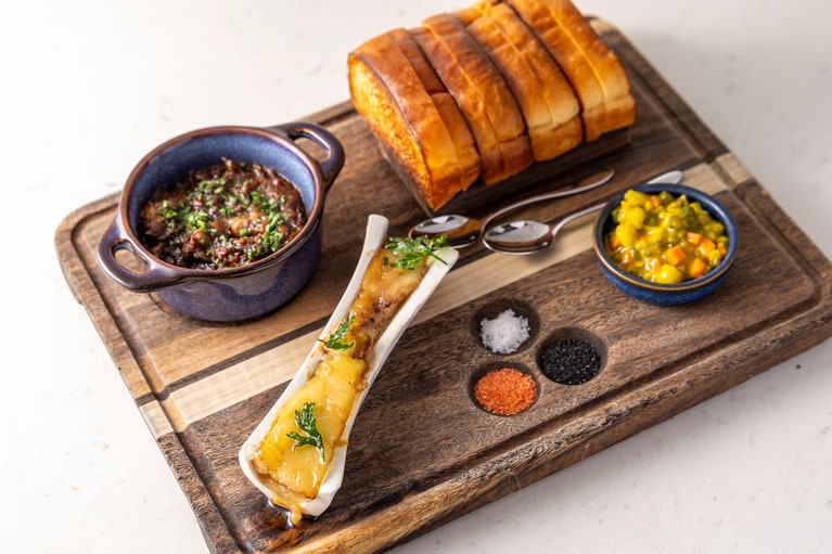 牛の骨髄とオックステールのマーマレード、ピクルスを一緒にサンドして食べるシェフ自慢の一品。「ローステッド・ボーン・マロウ」36ドル。撮影／Akira Kumagai