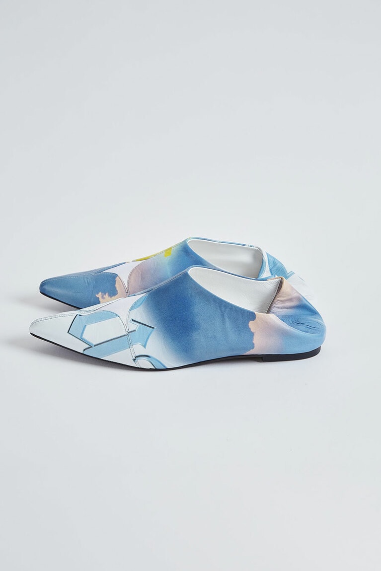 “SEA”（Print）59,400円。COLOR：YET BOY　 SIZE：23cm、24cm、25cm　HEEL：1cm。