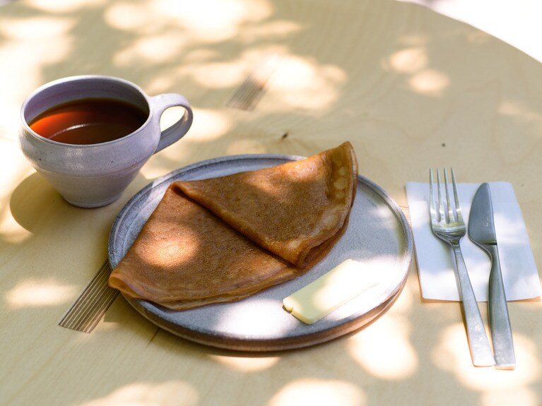 看板メニューの「シュガーバタークレープ」1,300円（税サ込）。