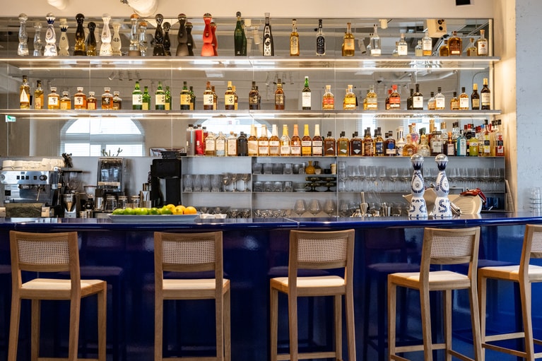 カウンターはリゾート気分で楽しめそう。