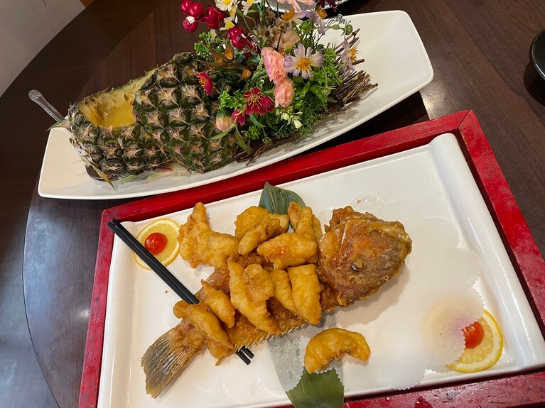 「丸滿台灣味手路菜」のパイナップルを使った料理「五彩金鑽鳳梨魚」。