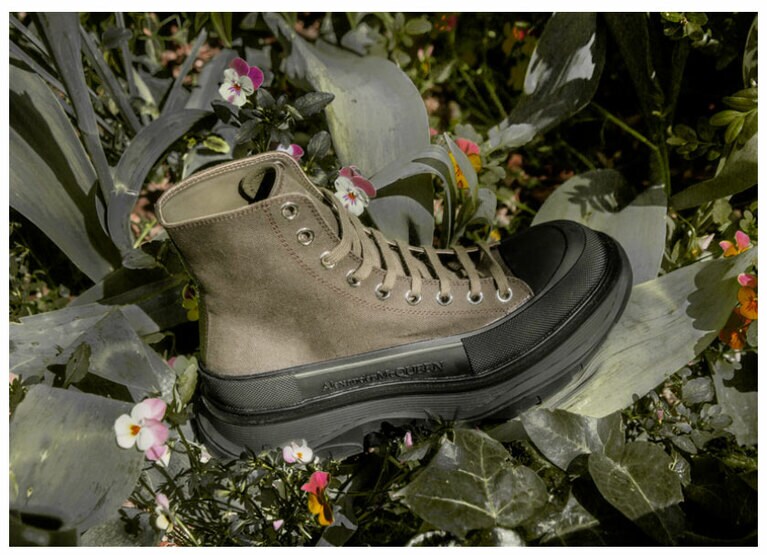 Tread Slick ウィメンズ ハイカット Khaki 82,000円。©ALICE SCHILLACI