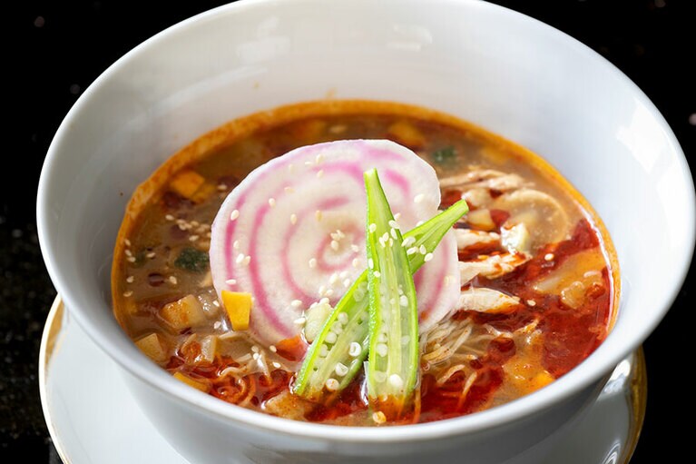 「蒸し鶏と夏野菜入り冷やしそば」3,000円（サービス料込）。トップにあるのは、ナルトにも似た「うずまきビーツ」。