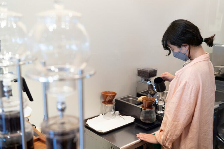 コーヒーは注文を受けてから豆を挽き、丁寧に一杯ずつ淹れてくれる。