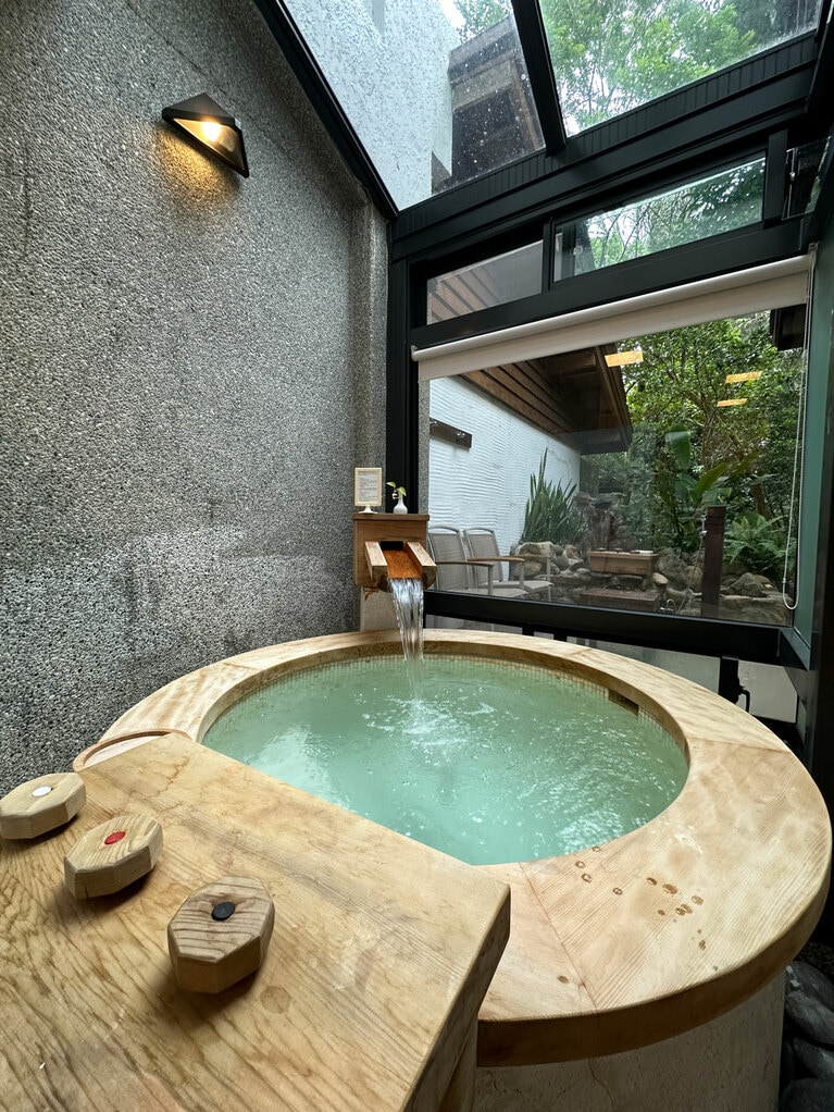 内湯は深くてたっぷり首まで浸れるのがうれしい。