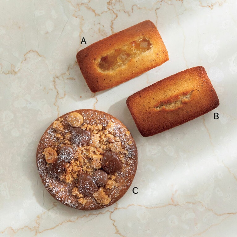 フランスの味がそのまま楽しめるフィナンシェ。焼きたてはアーモンドとヘーゼルナッツの芳ばしい香りが広がって特に美味。　A：フィナンシェ シトロンジャンジャンブル 324円 B：フィナンシェ ナチュール 291円 C：ルノートルクッキー ショコラ・オ・レ＆ノワゼット 486円／ルノートル